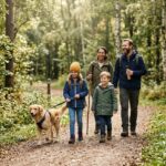 Sådan gør I skovturen tryg og sjov for både børn og hund